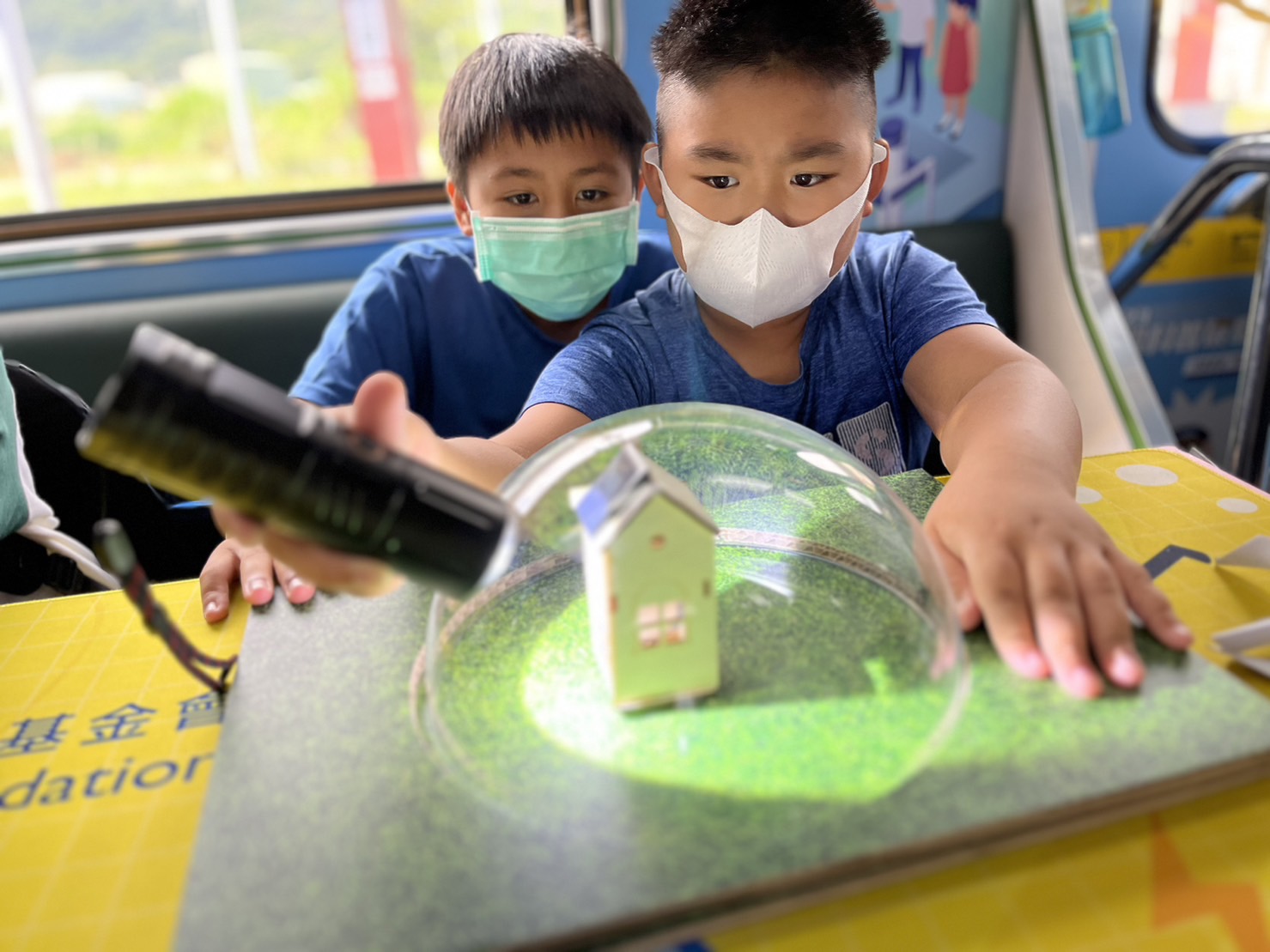 彩神參與基礎科學主題車廂，以STEAM教學精神，設計「逐日科學家」、「太陽能工程師」以及「淨零建築師」三大能源科普課程和實驗